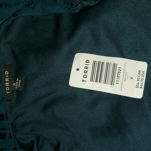 [6X] Torrid Emerald Green Ruffled Cold Shoulder Blouse - Picture 7 of 7